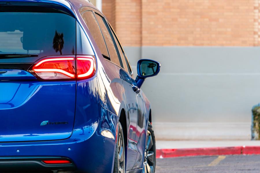 Детали экстерьера Chrysler Pacifica Hybrid S Appearance Package (RU) 2018 года  (фото 19 из 33)